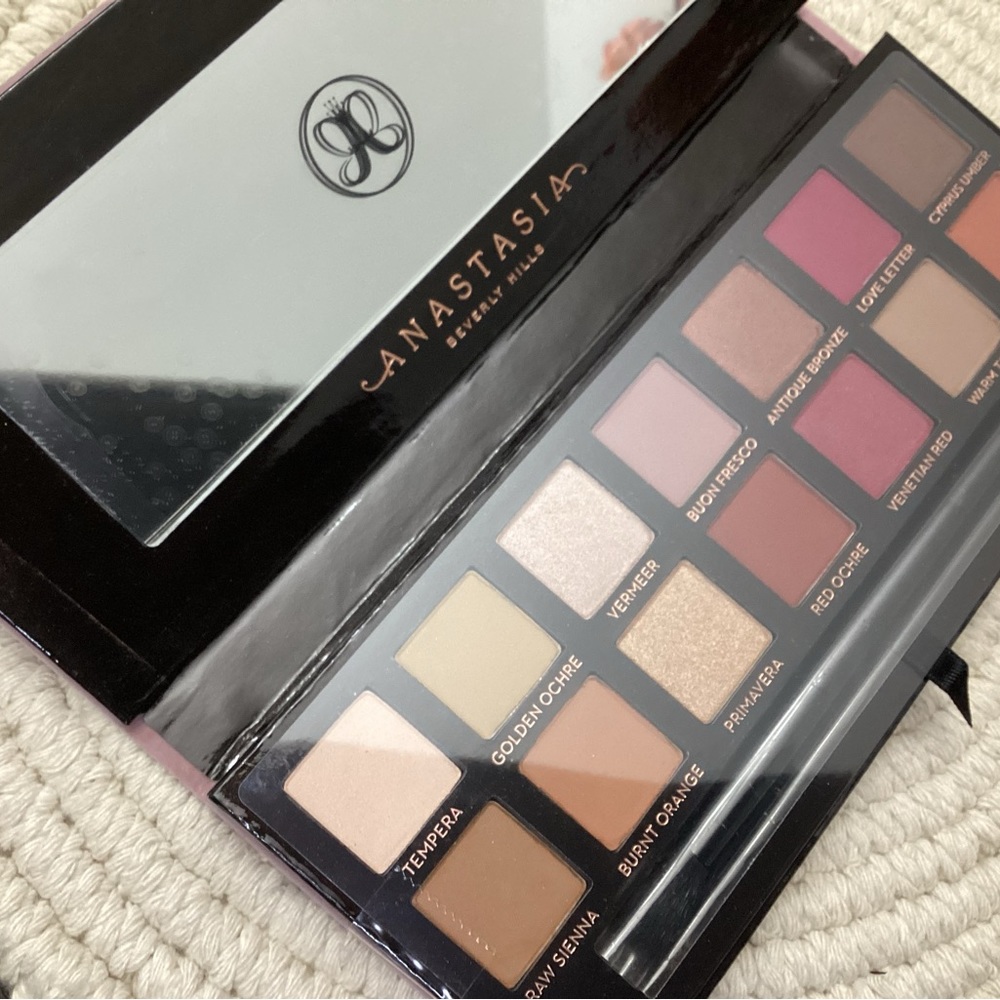NEW Anastasia Beverly Hills
Modern Renaissance Eye Shadow Palette